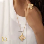 گردنبند-رو-لباسی-طلا-طرح-روبرتو-کویین-مدل