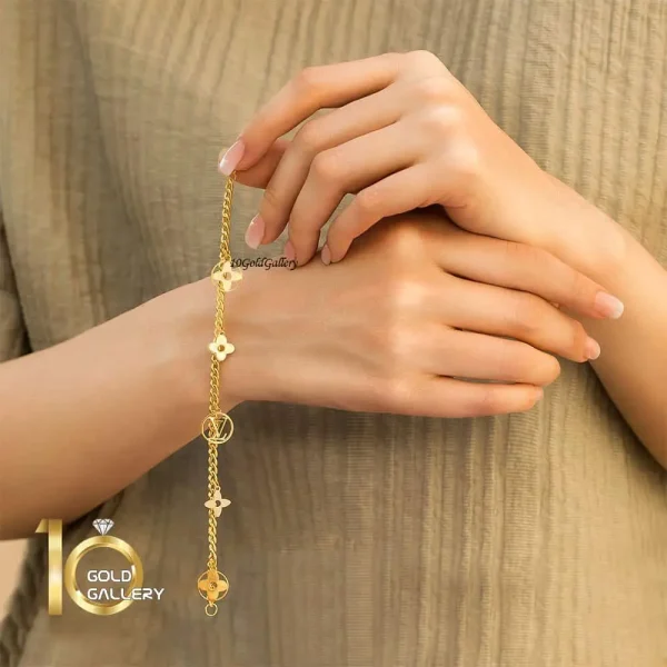 دستبند-طلا-با-زنجیر-کارتیر-و-پلا-های-طرح-لویی-ویتون