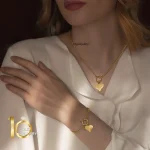 دستبند-طلا-طرح-زنجیر-کارتیر-با-آویز-قلب-چکشی-مدل