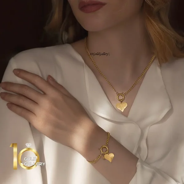 دستبند-طلا-طرح-زنجیر-کارتیر-با-آویز-قلب-چکشی-مدل