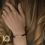 دستبند-چرم-زنانه-با-پلاک-طلا-طرح-فرد-پلاک-کوچک