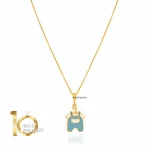 آویز طلا کودک طرح لباس نوزادی پسرانه