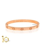 دستبند النگویی طلا طرح LOVE کارتیه پیچی کد CB402 - تصویر 2