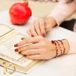 دستبند-بافت-با-پلاک-طلا-طرح-انار