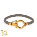دستبند-چرم-زنانه-با-پلاک-طلا-طرح-امگا