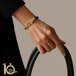 دستبند-چرم-زنانه-با-پلاک-طلا-طرح-فرد-نگین-دار