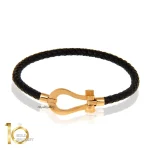 دستبند-چرم-زنانه-با-پلاک-طلا-طرح-فرد-پلاک-متوسط