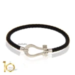 دستبند-چرم-زنانه-با-پلاک-طلا-طرح-فرد-پلاک-متوسط