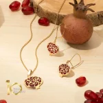 آویز طلا طرح انار میناکاری