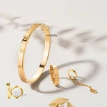 دستبند النگویی طلا طرح LOVE کارتیر