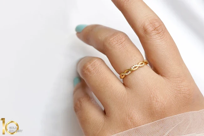 انگشتر طلا زنانه در دست