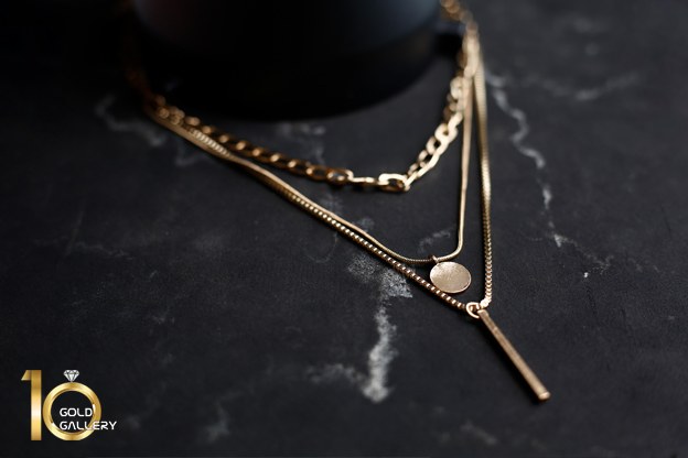 گردنبند با لباس مشکی